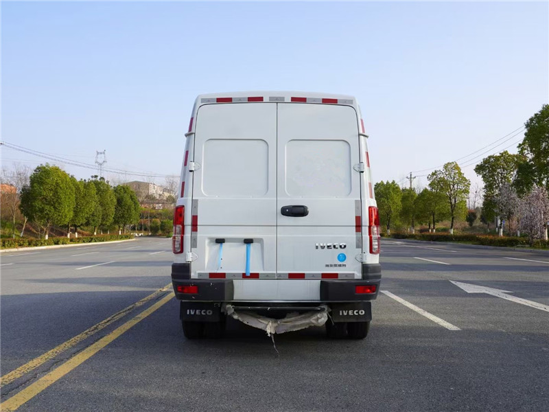 國(guó)六 南京依維柯短軸面包冷藏車(chē)